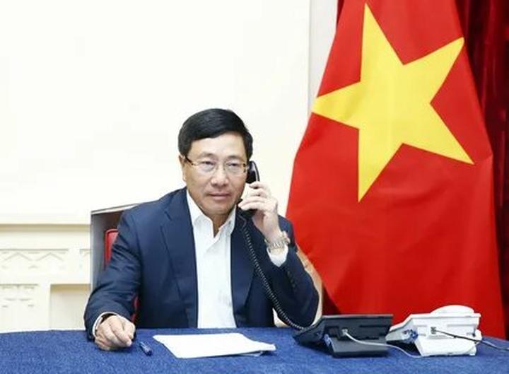 Hotspot Matrix và 4 kiểu áo sơ mi dìm dáng, xỉn da, điểm thanh lịch lao dốc thảm hại